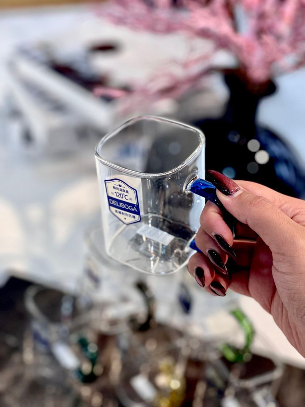 فنجان پیرکس مربعی دسته رنگی محصول وارداتی Deli Glass