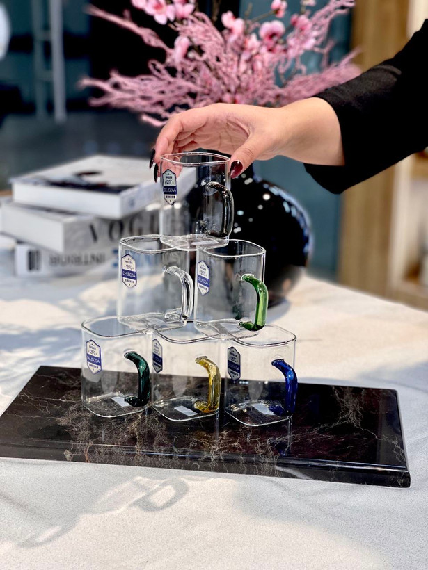 فنجان پیرکس مربعی دسته رنگی محصول وارداتی Deli Glass