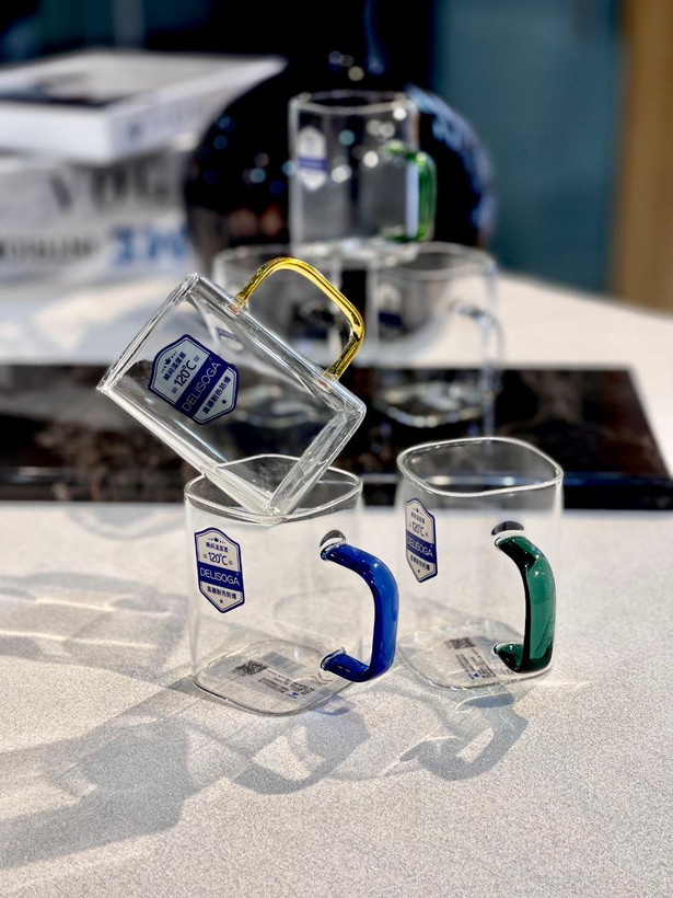 فنجان پیرکس مربعی دسته رنگی محصول وارداتی Deli Glass